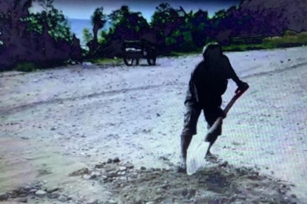 Seorang pria tua memperbaiki jalan rusak seorang diri di Kabupaten Majene, Sulawesi Barat. Aksi pria tua itu direkam oleh warga hingga viral di media sosial. (detikcom)  