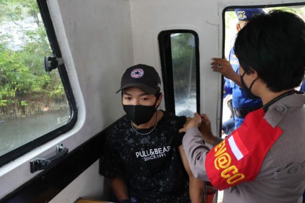 Satuan Kepolisian Perairan dan Udara (Satpolairud) Polres Polewali Mandar, Sulawesi Barat, menggelar vaksinasi COVID-19 terapung bagi masyarakat pesisir dan nelayan di daerah itu. 