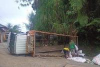 Akibat Mesin Mati, Truk Pengangkut Pupuk 5,5 Ton Terguling di Jalan Poros Mamasa