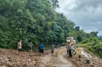 Jalan Penghubung 3 Desa di Pangale Mamuju Tengah Sempat Tertimbun Longsor Berhasil Dibuka