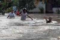 Banjir Setinggi 1 Meter Rendam Pemukiman Warga Kelurahan Batupanga Polman