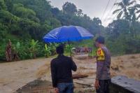 Jalan Penghubung Desa Tapua Polman Terputus Akibat Diterjang Arus Sungai, 6 Dusun Terisolir