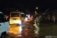 Banjir Setinggi 80 Cm Rendam Ruas Jalan Trans Sulawesi di Polman, Arus Lalin Tersendat